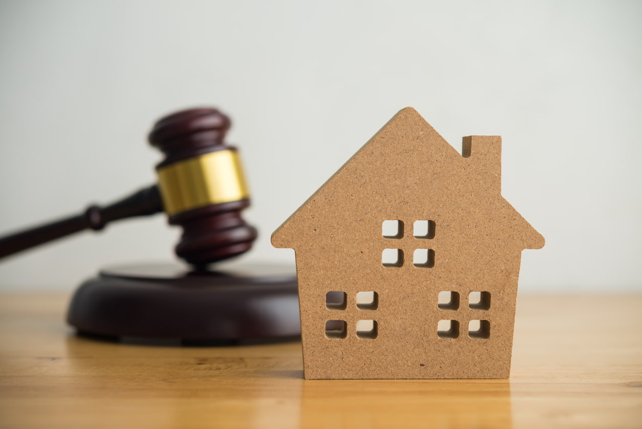 House model with gavel, representing asset forfeiture laws and property seizure in Florida.